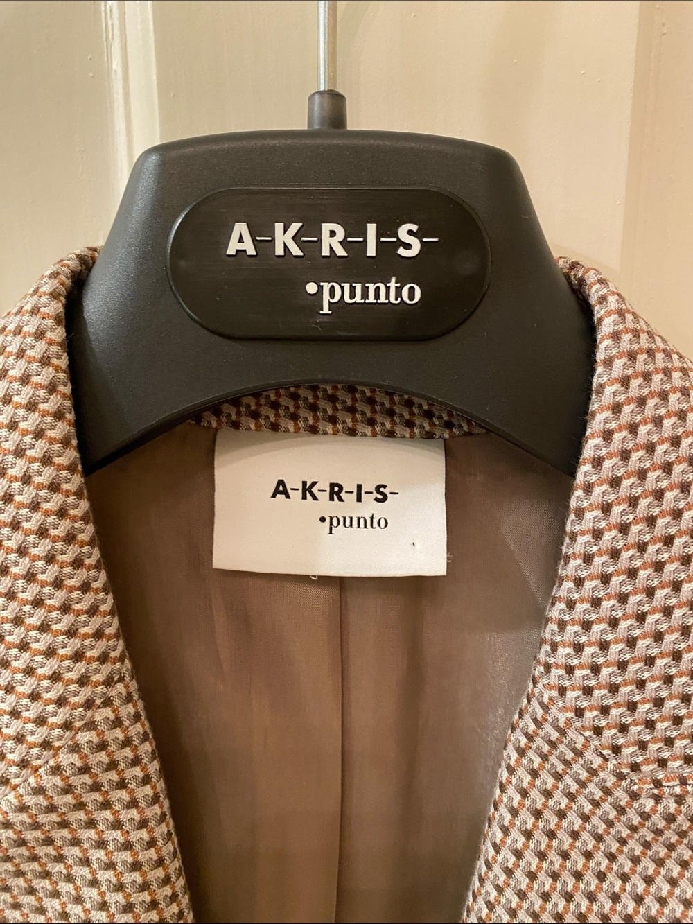Akris Punto Light Beige/ Black/ Rust Check Blazer • Size 8 - Picture 2 of 14